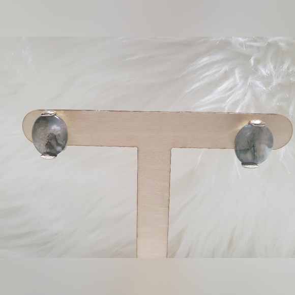 2 pairs of Monet clip on earrings - Picture 8 of 8